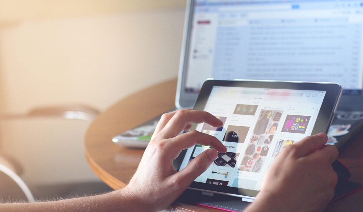 Consultor de marketing digital analizando la competencia y oportunidades de crecimiento online