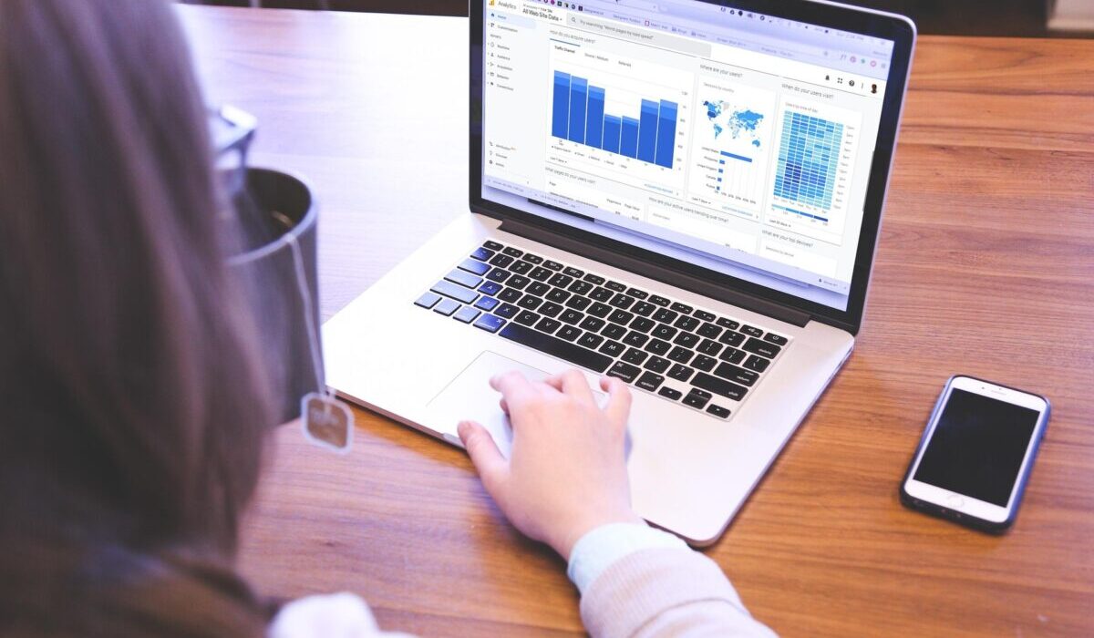 Empresaria revisando métricas de marketing digital para saber si necesita una consultoría