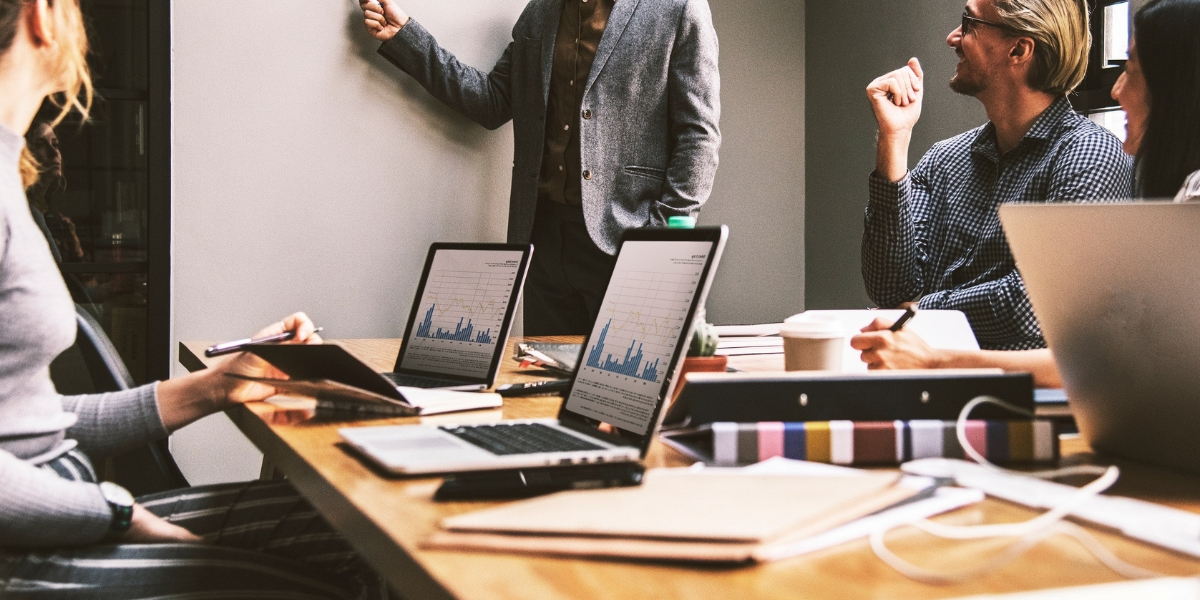 Equipo analizando una estrategia de consultoría de marketing digital con datos, gráficos y objetivos de negocio