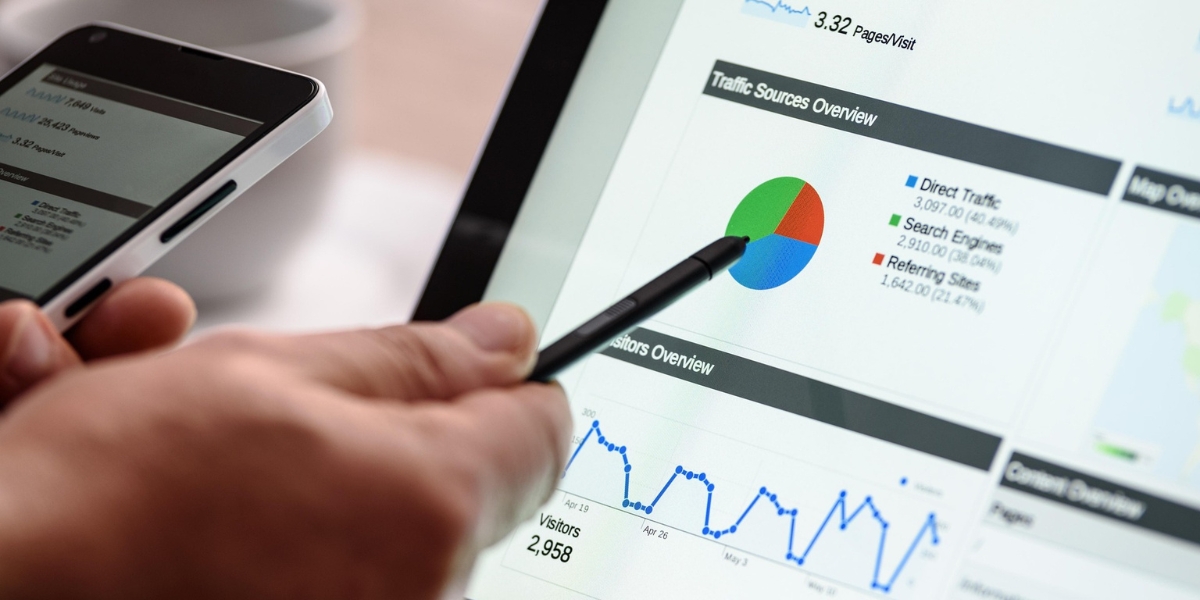 Pantalla con gráficos de SEO, tráfico web y campañas digitales durante una auditoría de marketing digital